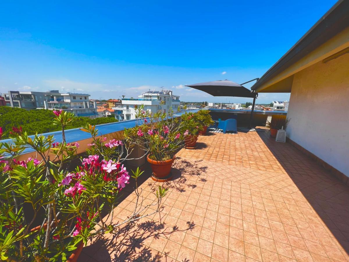 Blue Moon Penthouse Apartamento Lido di Jesolo Exterior foto